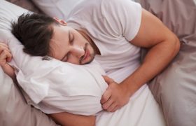 چه عواملی باعث بی‌خوابی‌های شبانه می‌شود؟