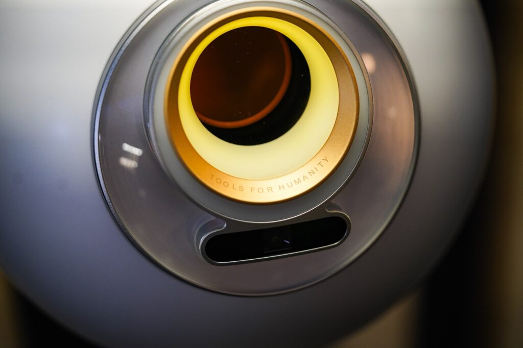 شرکت سم آلتمن در زمینه اسکن چشم در آمریکا