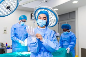 راهنمای انتخاب سوزن بیوپسی و دستکش جراحی؛ دو ابزار مهم در مراکز درمانی
